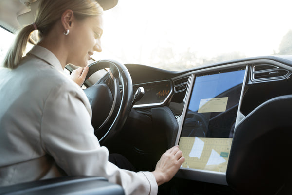 Car Navigation Devices with Voice Assistants: A Hands-Free Driving Experience
